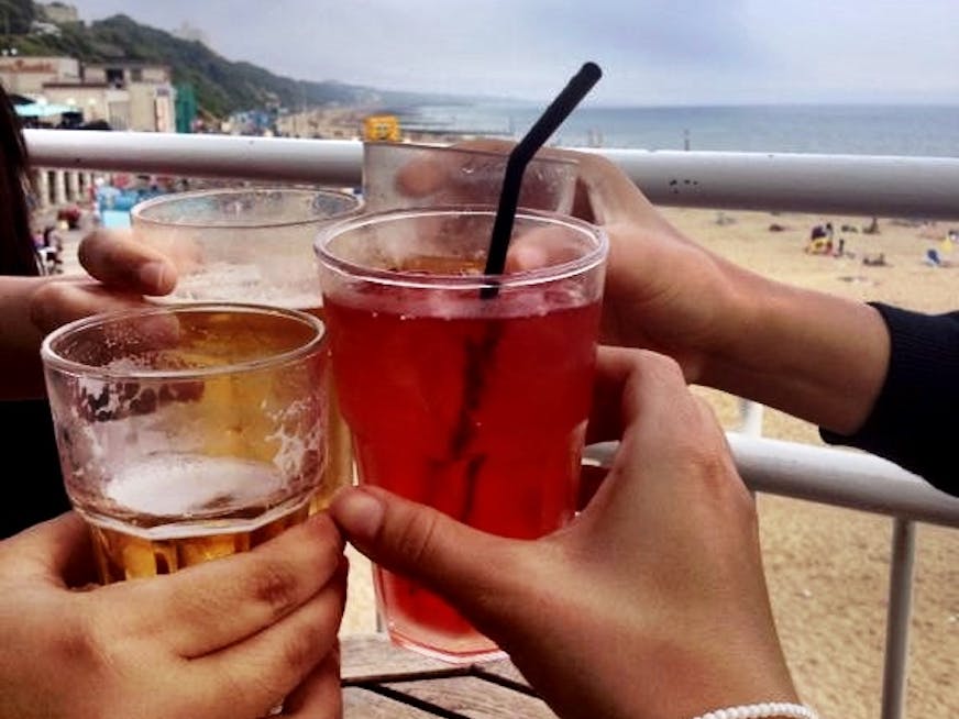 O píer é o lugar mais famoso na praia de Bournemouth. E nada como uns brindes no bar de Aruba pra animar aquele dia friozinho na praia!