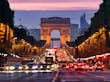Avenida Champs-Élysées e Arco do Triunfo. Paris, França