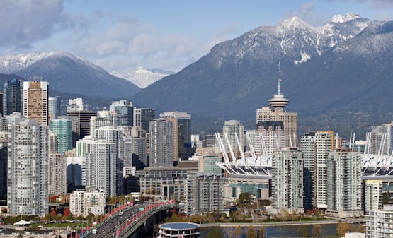 Centro de Vancouver com as Grouse Mountains ao fundo