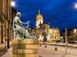Estátua de David Hume na frente da Catedral de St. Giles, Edimburgo