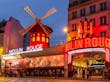 O famoso Moulin Rouge. Paris, França