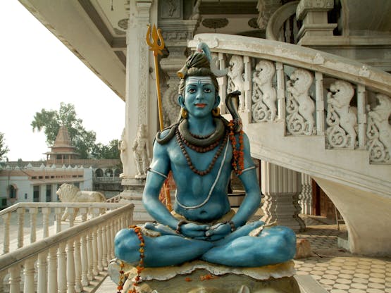 Estátua de Shiva no templo de Chattarpur Mandir. Nova Déli, Índia