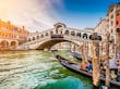 Canal Grande e a famosa ponte Railto. Veneza, Itália